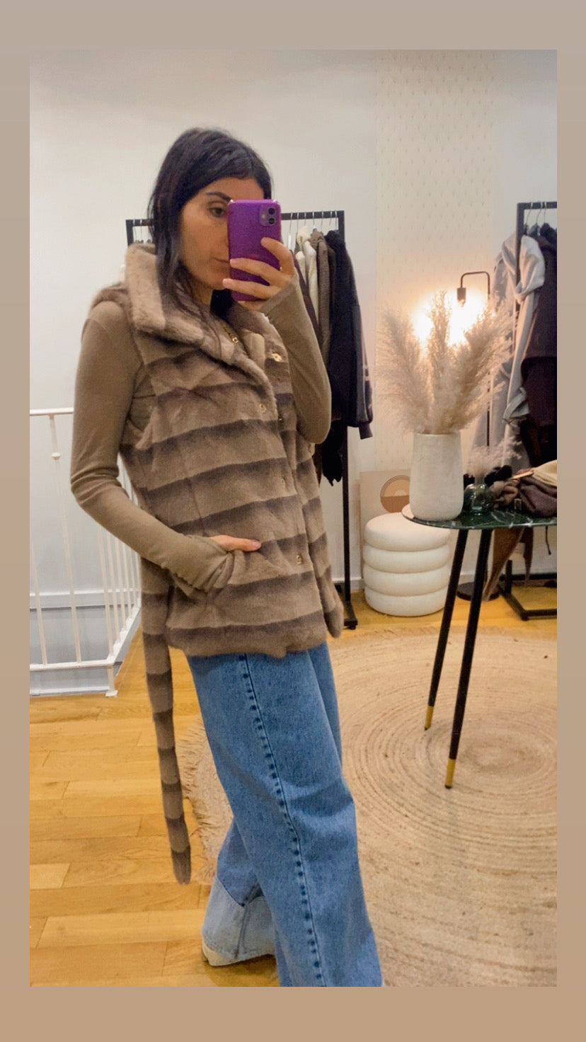 Veste « Erine » fausse fourrure sans manche camel