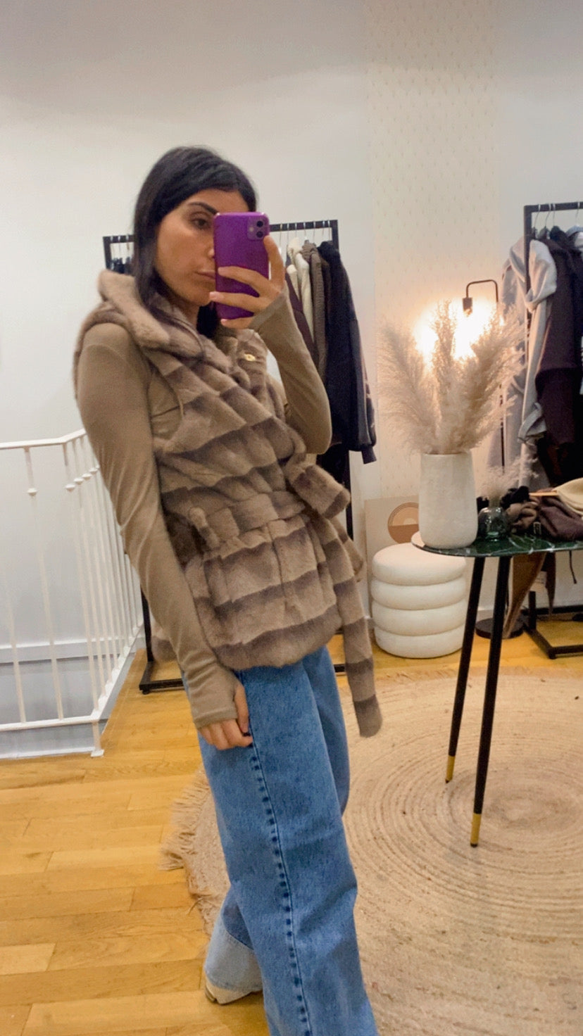 Veste « Erine » fausse fourrure sans manche camel